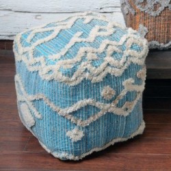Puf cuadrado con bordado azul y blanco modelo KOENING